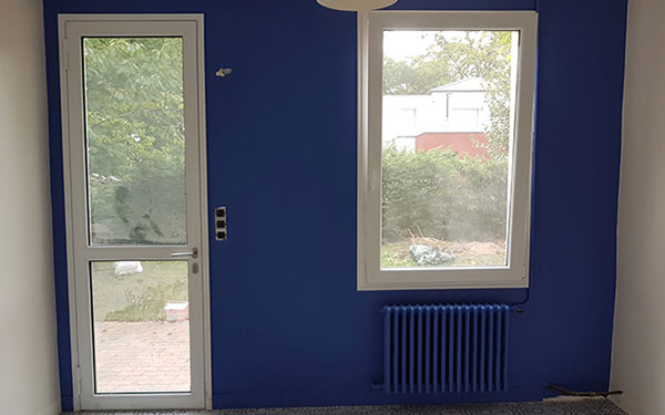 Mur intérieur peint en bleu
